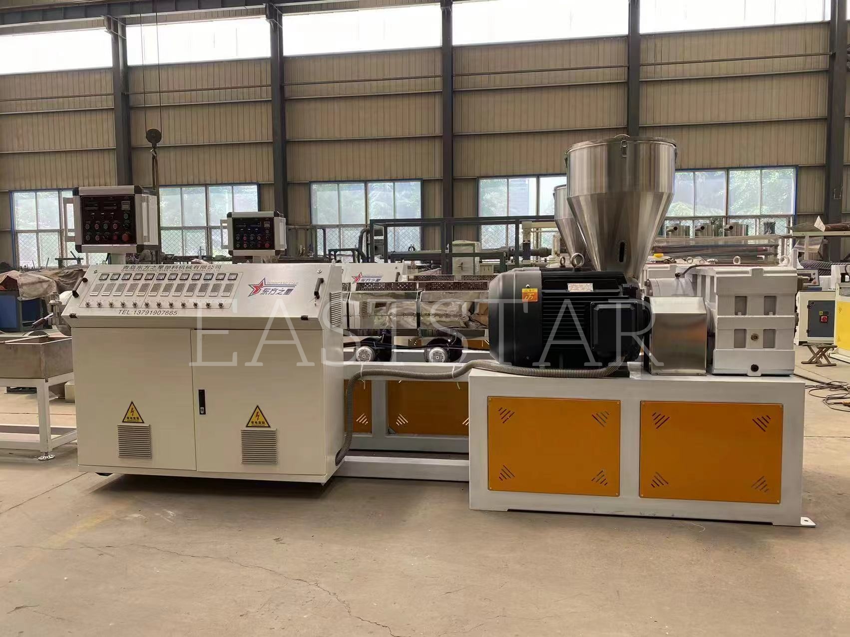 আমাদের প্রযুক্তিগত দল আমাদের আরব ক্লায়েন্টের জন্য TSSK65 সমান্তরাল টুইন-স্ক্রু গ্রানুলেটরের নির্ভুল সমাবেশ পরিচালনা করছে