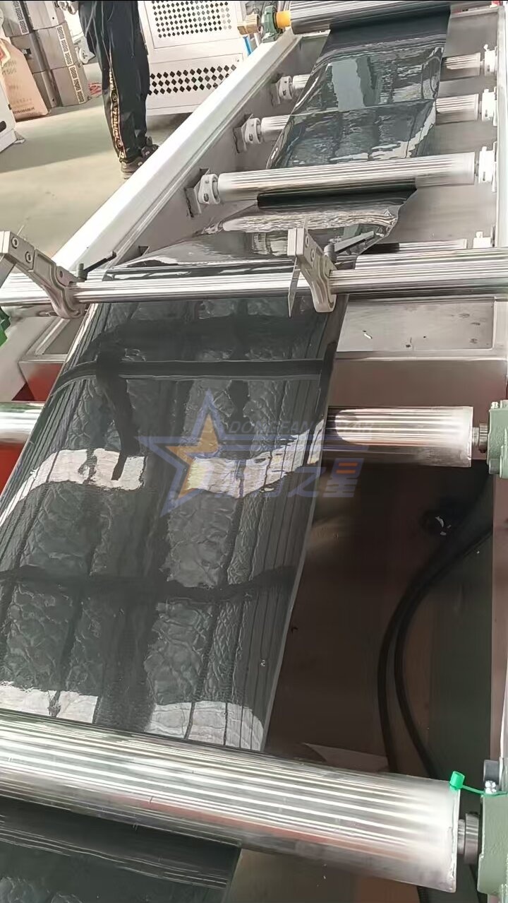 গ্রাহক পিপি/পিএস সিডলিং ট্রে শীট উৎপাদন লাইনের অন-সাইট ট্রায়াল রানের জন্য কিংদাও EASTSTAR কারখানা পরিদর্শন করেন